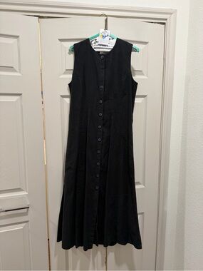 Classic Sleeveless Black Button-Front Dress with belt